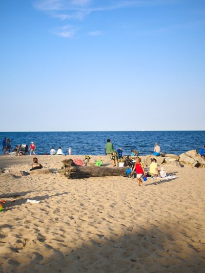 Piaszczysta plaża nad polskim morzem